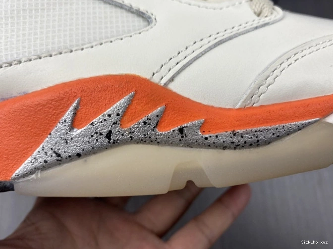 Total Jordan Orange Retro DC1060-100 5 0613